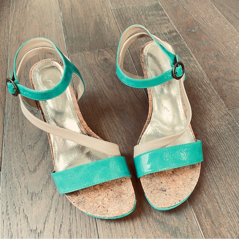 KENNETH COLE REACTION CEDAR CRUSH PA WOMENS WEDGE SANDALS TEAL CREAM SIZE 9.5